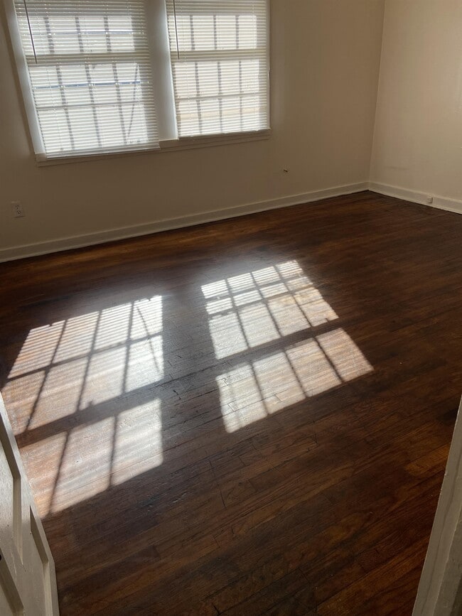 Building Photo - 2402 Knox Dr