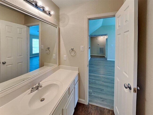 Building Photo - 501 Falcon Lake Dr