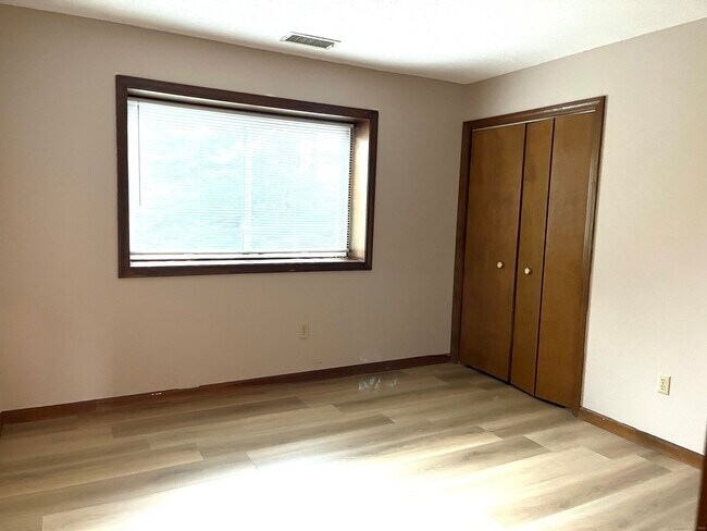 Building Photo - 1509 Summer Hill Dr