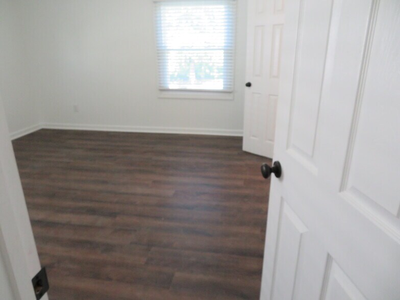 Building Photo - 7895 Pavilion Dr