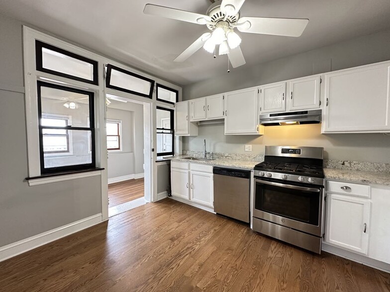 Building Photo - 4519 N Wolcott Ave