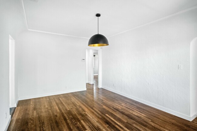 Building Photo - 1516 S Crest Dr