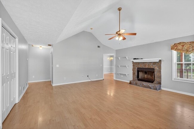 Building Photo - 249 Russell Rd