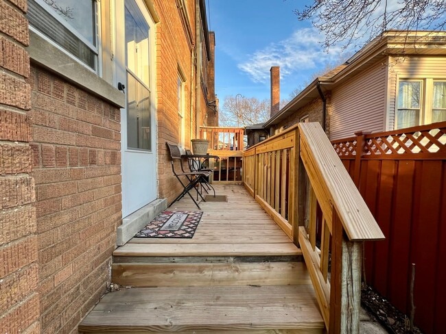 Building Photo - HOME SWEET HOME! 2 Bed / 1 Bath Townhome Available in Oak Park!