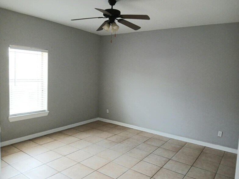 Building Photo - 3151 Regal Dr