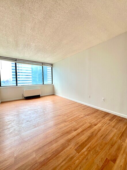 Building Photo - 45 River Dr S