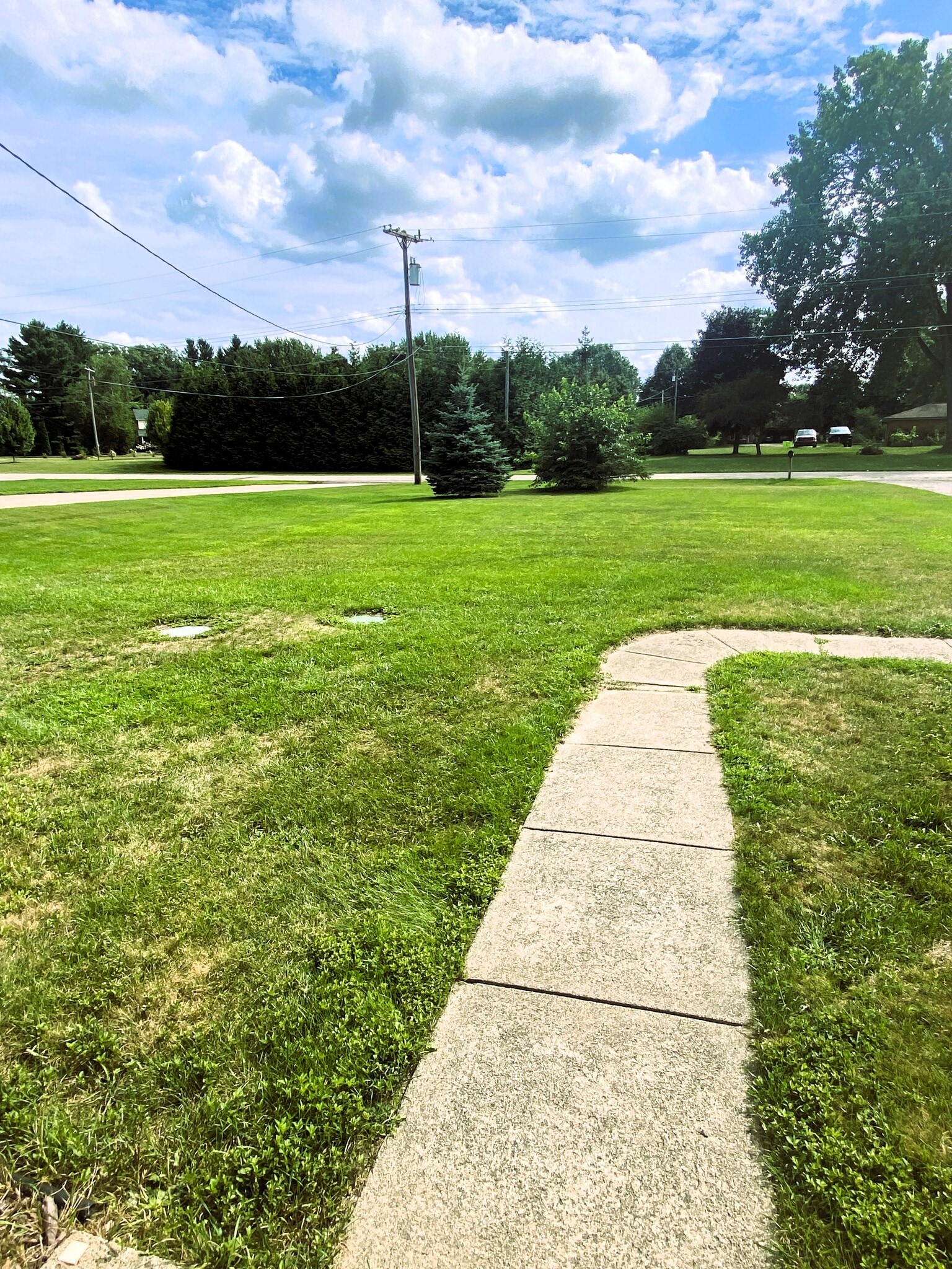 Large front yard. - 1611 Ludean Dr