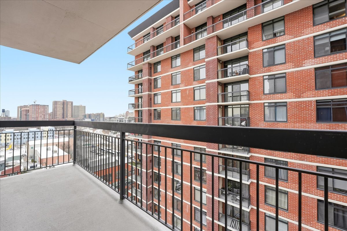 Building Photo - 700 1st St