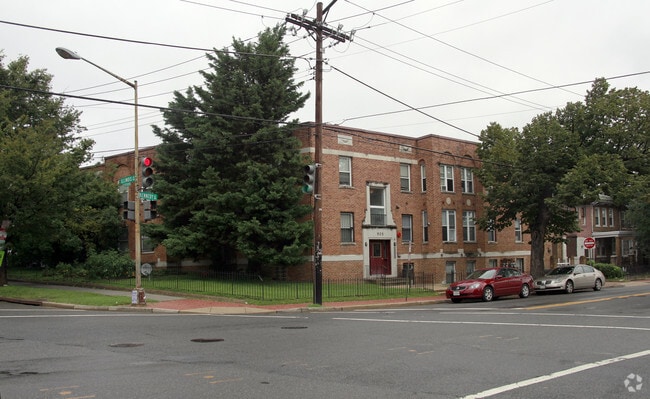 Building Photo - 935 Kennedy St NW