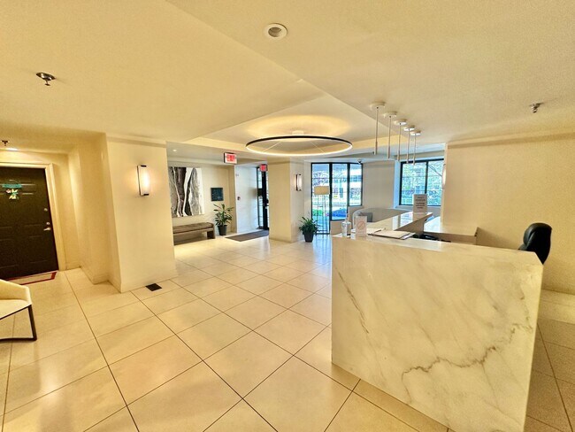 Building Photo - Fantastic 1 Bed with Den/Office/Additional Sleeping area! Conveniently located near Dupont, Logan...