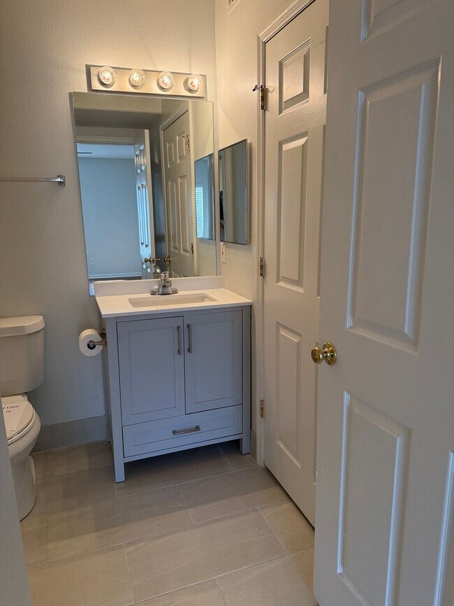 Building Photo - Updated Apartment in Plantation Point
