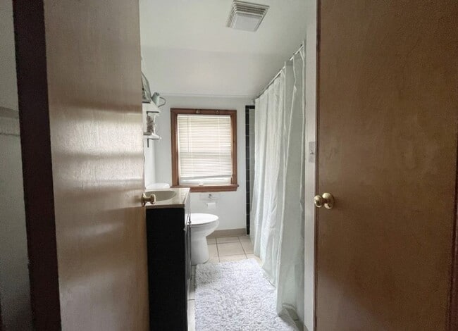 Building Photo - Crestmont Avenue Townhome with Sublevel Su...