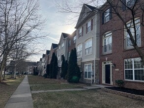 Building Photo - Stunning Light-Filled 3 Bed 2/2 Bath Townhome In Sought After Brambleton