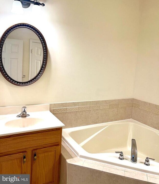 Building Photo - 2037 Powell Dr