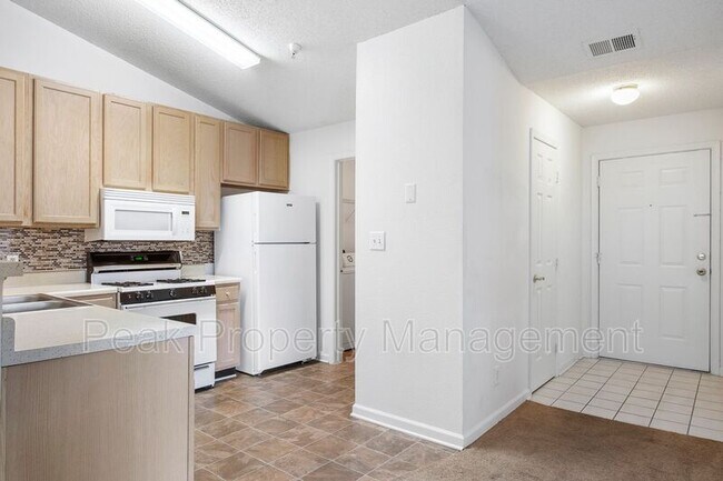 Building Photo - 811 Brassie Ln