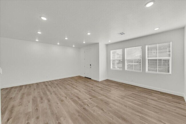 Building Photo - MODERN 3-BEDROOM TOWNHOME IN DESERT COLOR ...