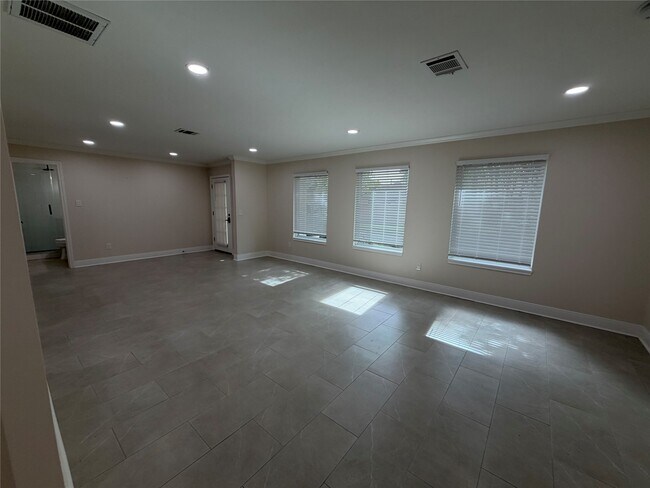 Building Photo - 2 Bayleaf Ln