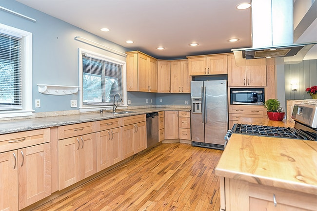 Building Photo - 4682 Huron Hill Dr