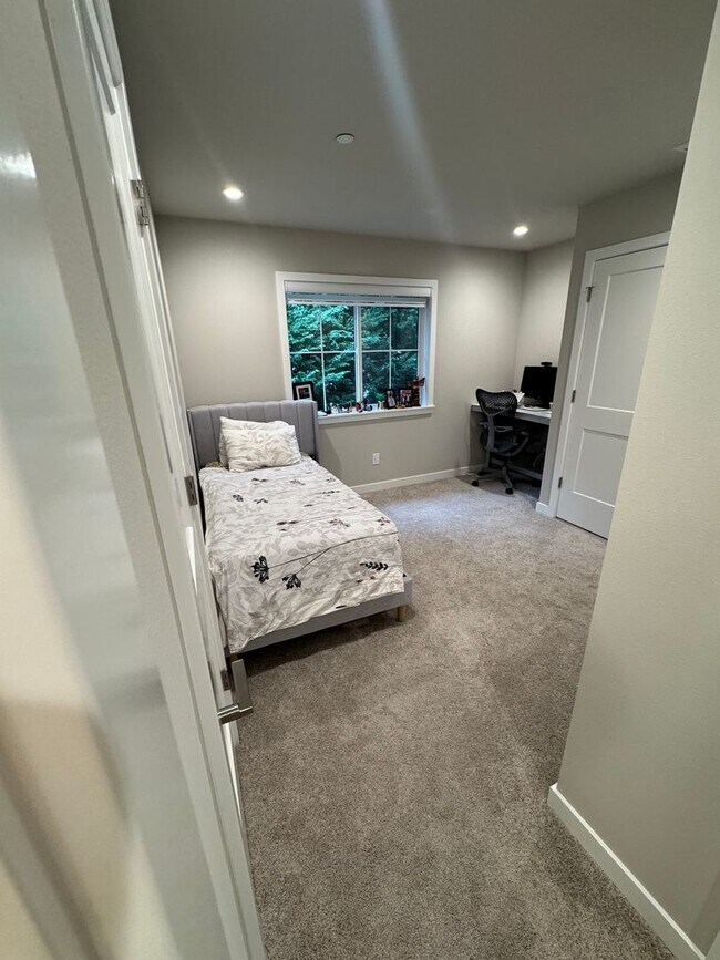 Building Photo - Luxury 3  Bedroom 2.5 Bath Townhome Located in Kirkland