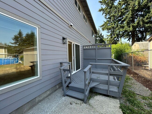 Building Photo - 5203/5205 208 th St E