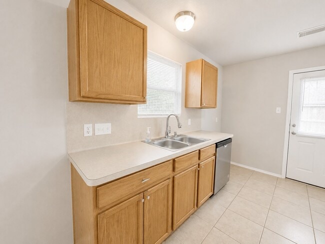 Building Photo - 14942 Sunset Creek Dr