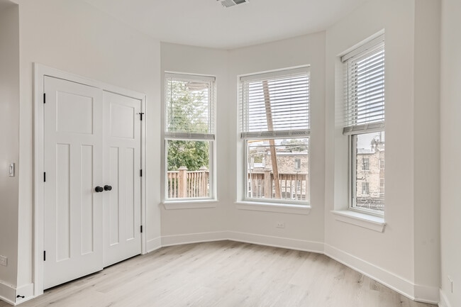 Building Photo - 3509 N Sheffield Ave