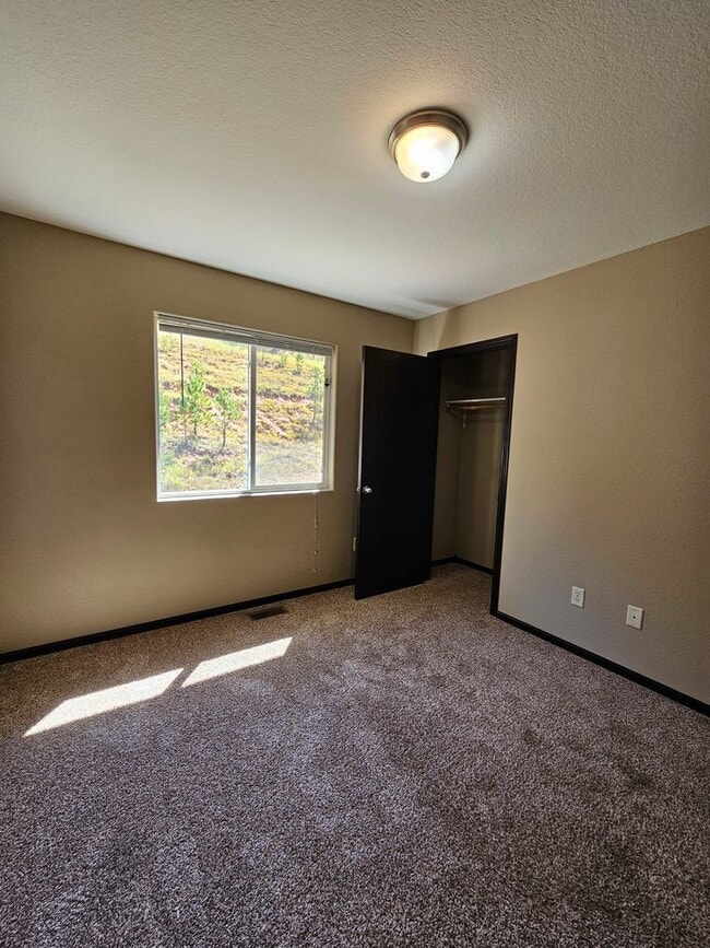 Building Photo - 4 BEDROOM | 3 BATH | TOWNHOME | GARAGE | WEST SIDE