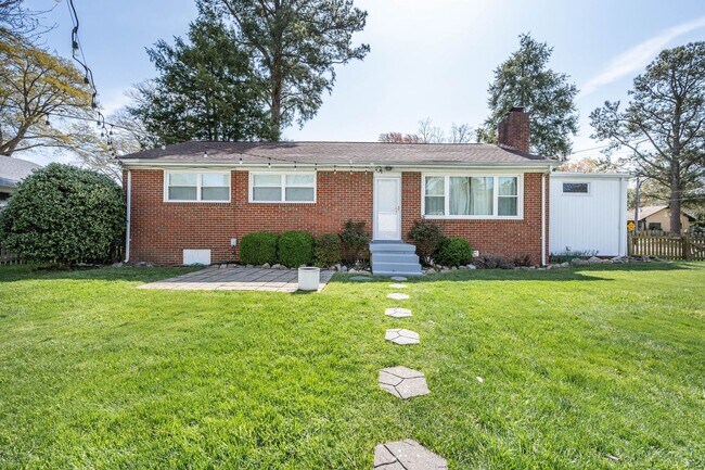 Building Photo - 3 Bedroom Home For Rent in Sandston VA With Detached Garage, Fenced Yard, and Lawn Care Included
