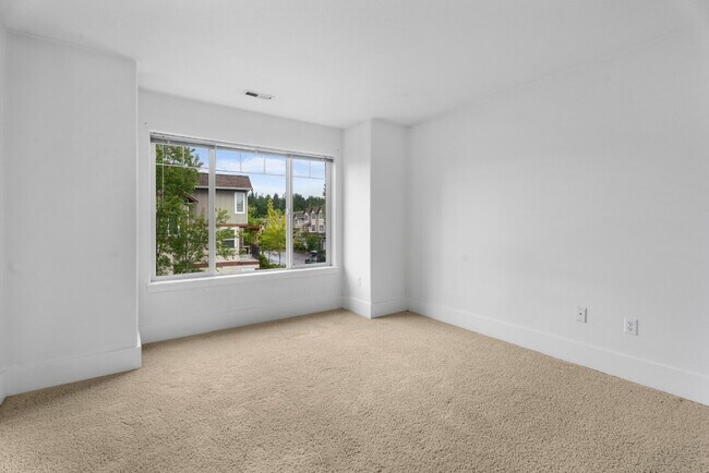 Building Photo - Spacious 3-Level Townhome for Rent in Prime Location