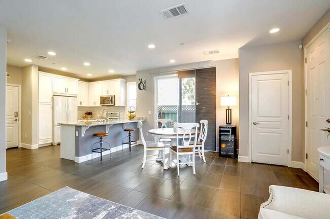 Building Photo - 217 Southpark Ct