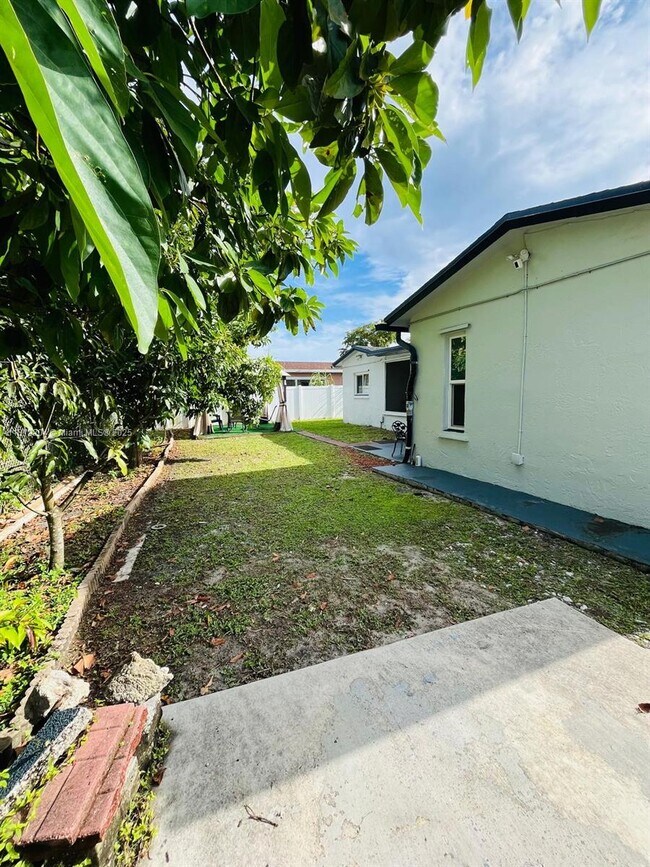 Building Photo - 831 SW 49th Terrace