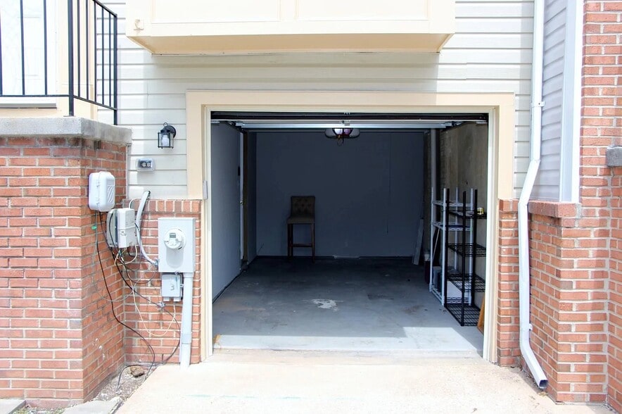 Building Photo - 445 Woodhill Dr