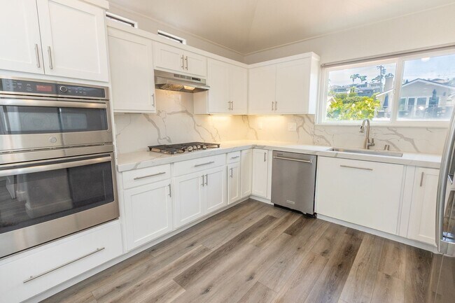 Building Photo - Beautiful 3Bed/2.5Bath Oceanview Home in C...
