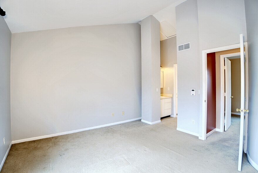 Main Bedroom - 2412 Grandview Ave