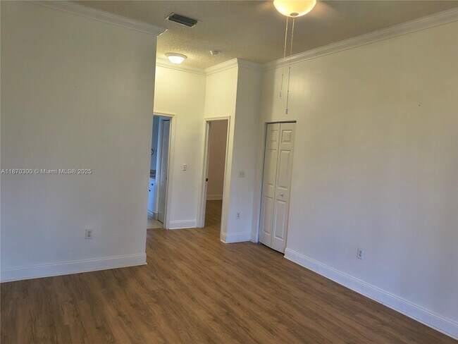 Building Photo - 440 SE 25th Dr