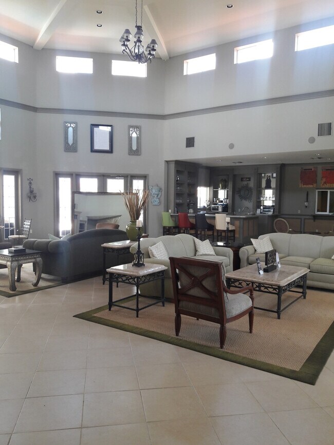 Building Photo - Annual, Unfurnished, ground floor remodeled condo in gated community downtown Sarasota.