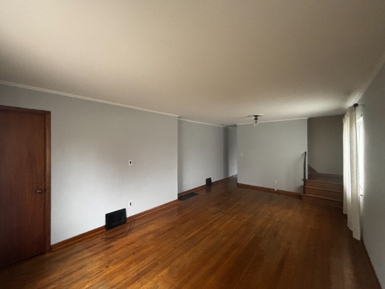 Building Photo - 1862 Kentwell Rd