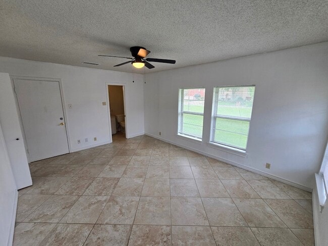 Building Photo - 1590 Gravel Cir N