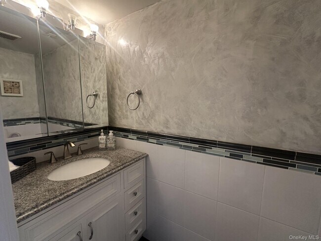 Building Photo - 200 Hilton Ave