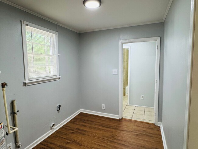 Building Photo - Spacious 3 Bedroom / 2 Bath Home – Designe...