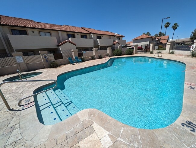 Building Photo - 2 Bedroom Condo in the Sonoma Village Comm...