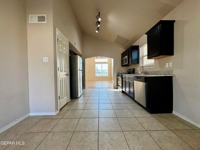 Building Photo - 3813 Loma Dante