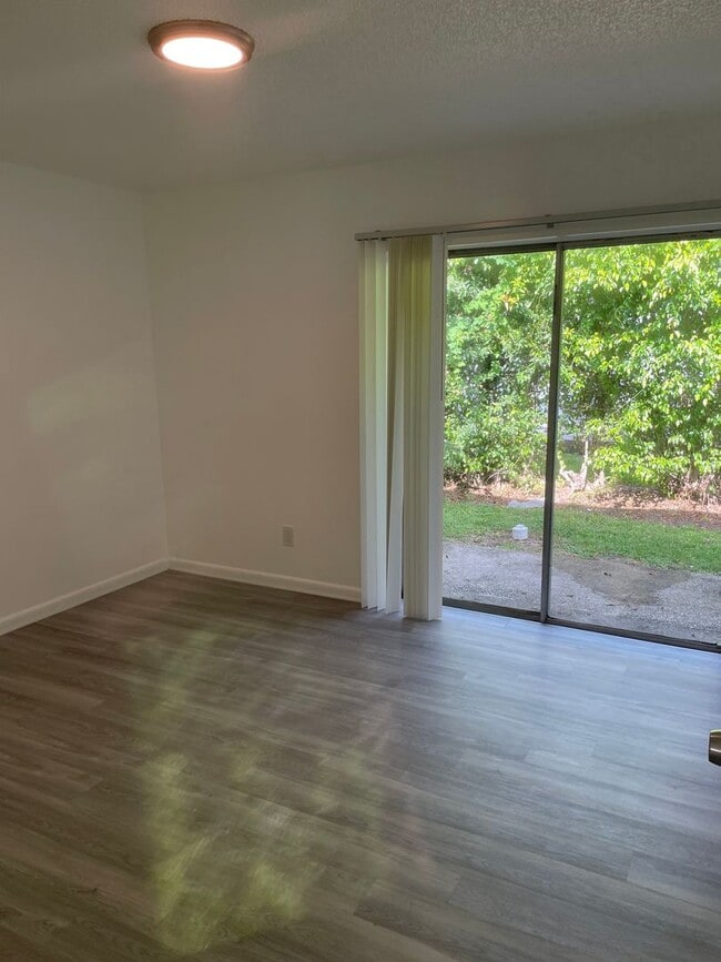 Building Photo - Vero Beach 2 Bedroom 1 Bath