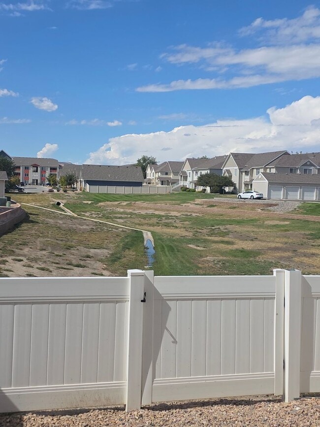 Building Photo - 3 Bed 2.5 Bath PRIME location Townhome!!