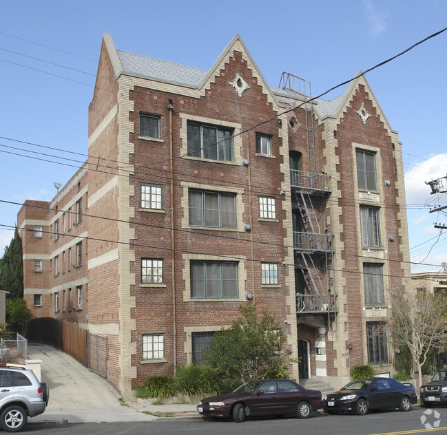 Primary Photo - 1055 Sanborn Ave