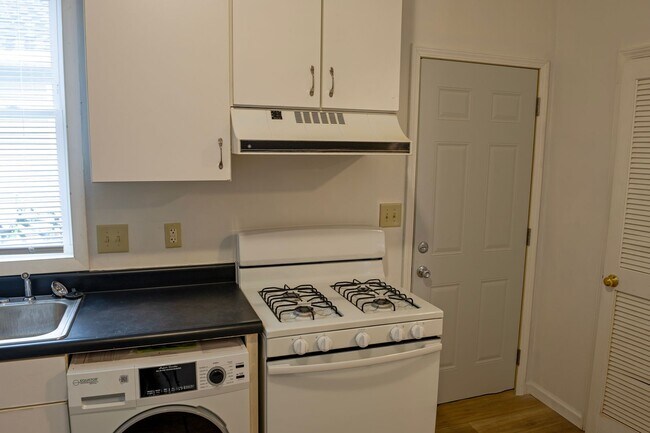 Building Photo - 1223 W 11th St