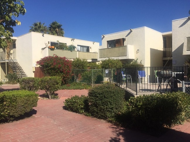 Building Photo - Manzana