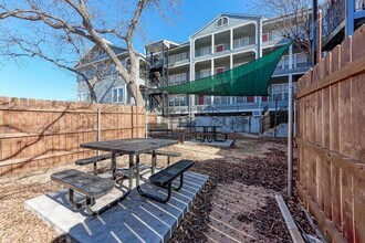 Building Photo - 1/1 Apartment Walking Distance to UT