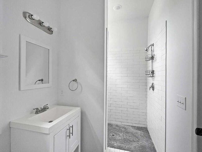 Building Photo - 1012 E Park Ave