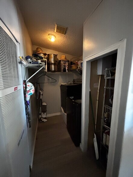 Laundry room - 11026 Redwood Rd